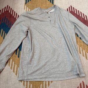 Men's Vuori Long-Sleeve Ease Performance Henley Shirt Sz Medium in Grey